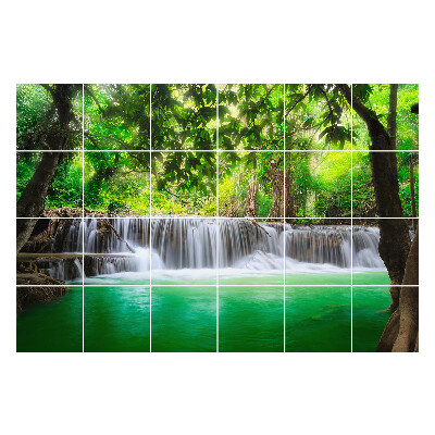 Naklejki na kafelki do kuchni Wodospad w zielonym lesie