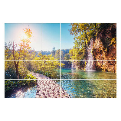 Naklejki samoprzylepne na kafelki Malowniczy wodospad i ścieżka