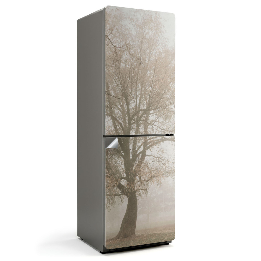 Naklejka na lodówkę Mglisty krajobraz z drzewem