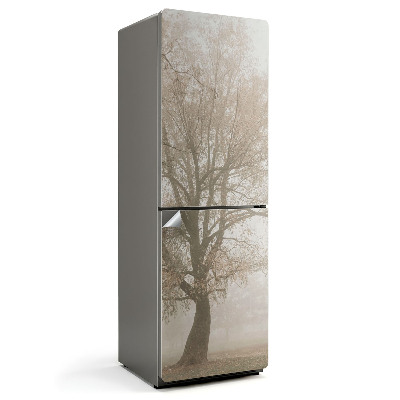 Naklejka na lodówkę Mglisty krajobraz z drzewem