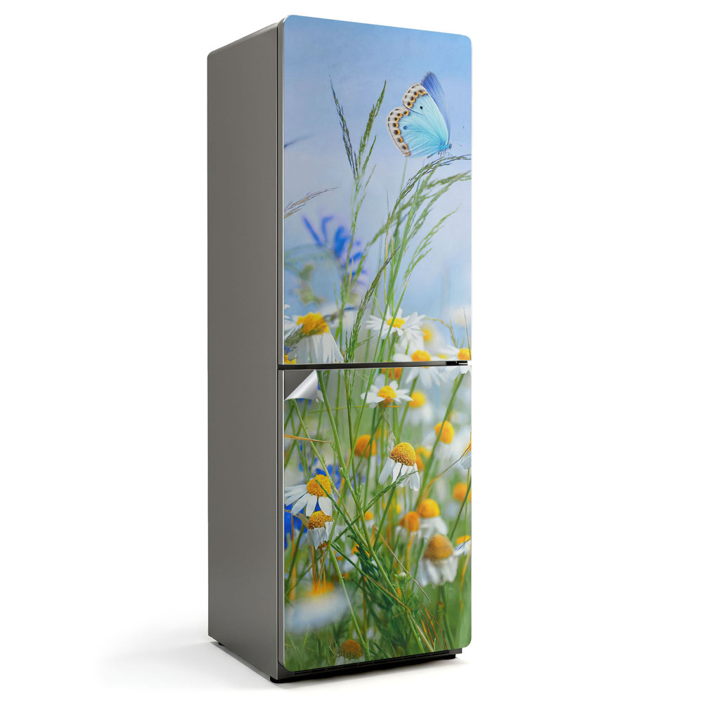 Naklejka na lodówkę Motyl na tle łąki