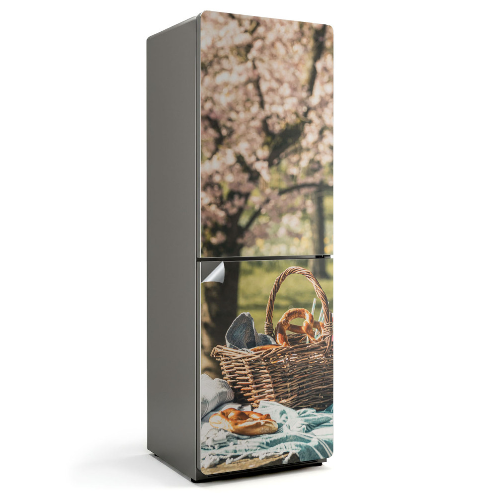 Nalepka na lodówkę Kosz piknikowy na tle drzew