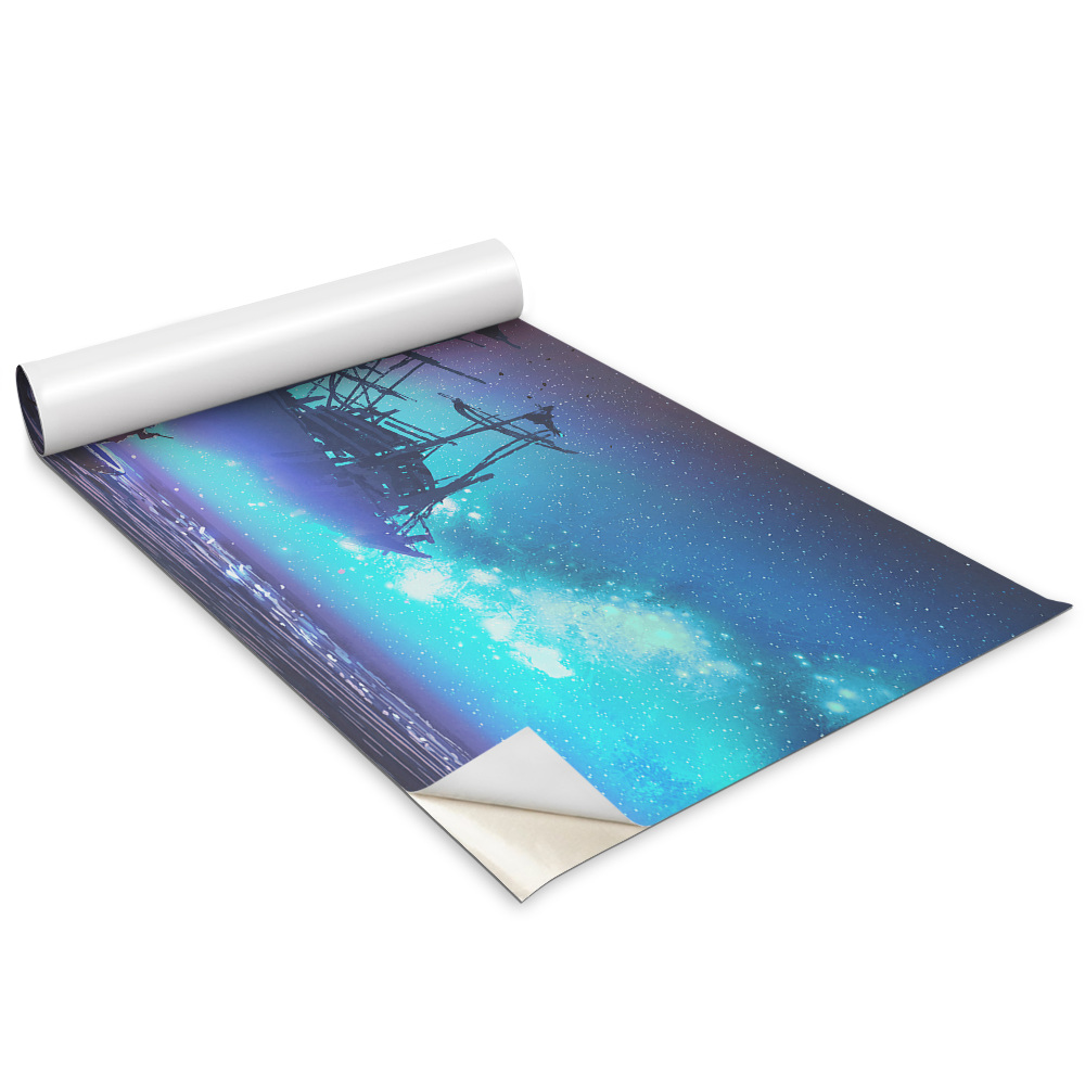 Naklejka na meble Dziecko w łódce na tle statku